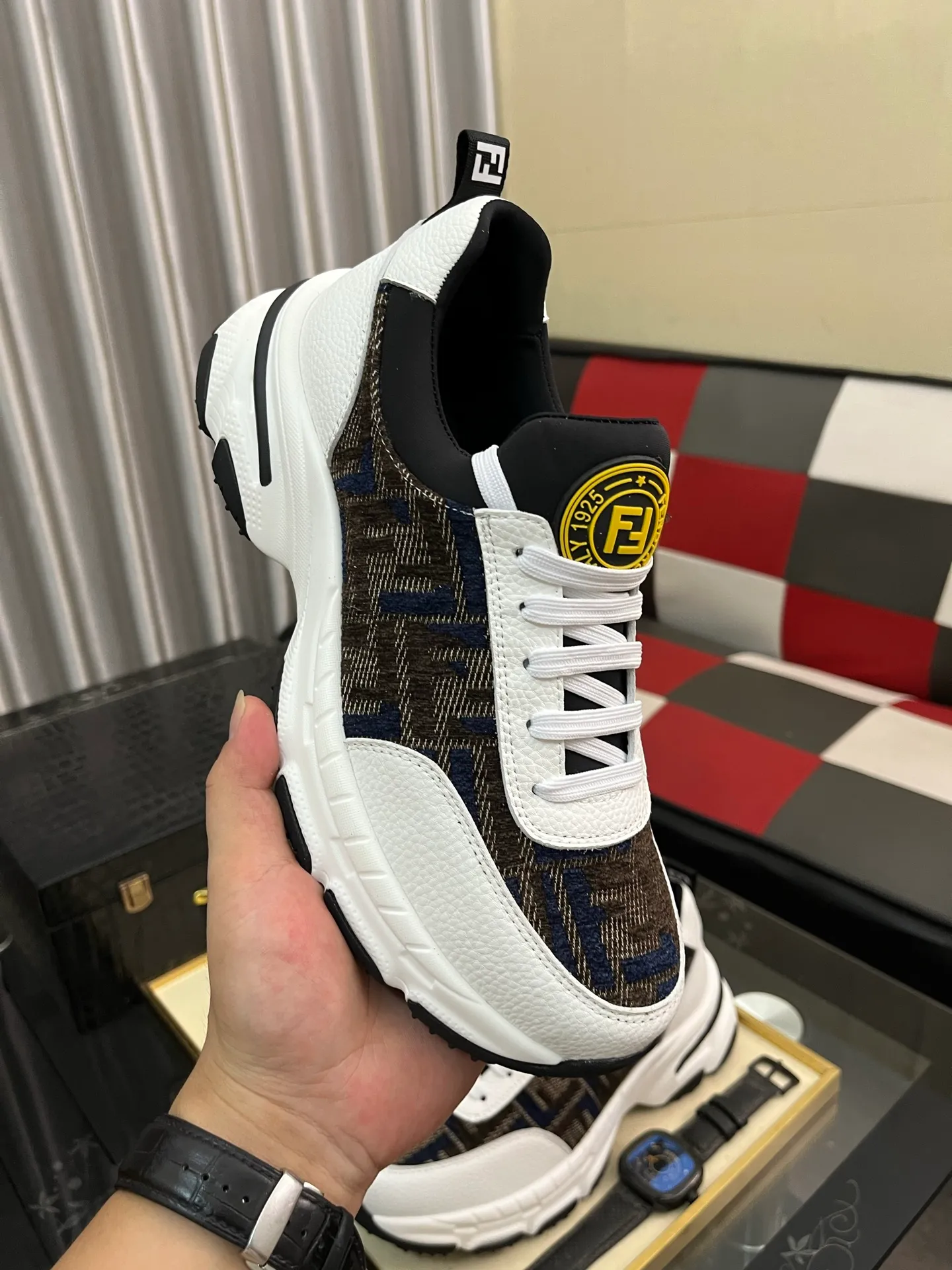 Men's Men's Shoes💰458⌚️⌚️[FENDI] Fendi's classic and comfortable men's, this sophisticated sneaker is made of soft calfskin➕genuine leather lining➕original ultra-light rubber material with rough outsole. This unique and light style suits the casual and sophisticated sensibility of this season. Size: 38-443️⃣Colors available